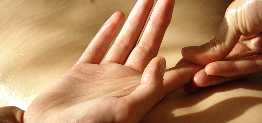 hand-reflexology-treatment